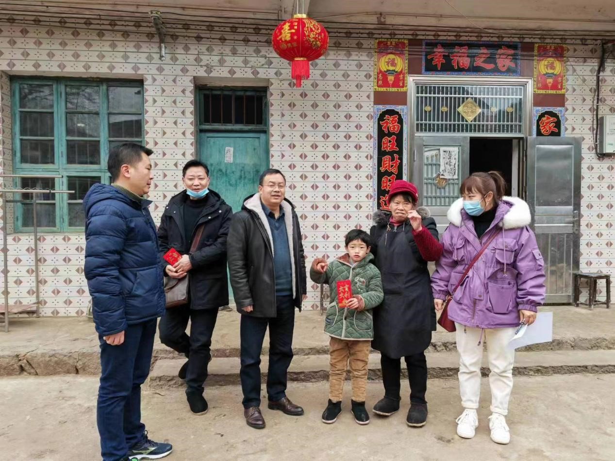 邵陽縣塘渡口中學開展走訪慰問貧困家庭活動