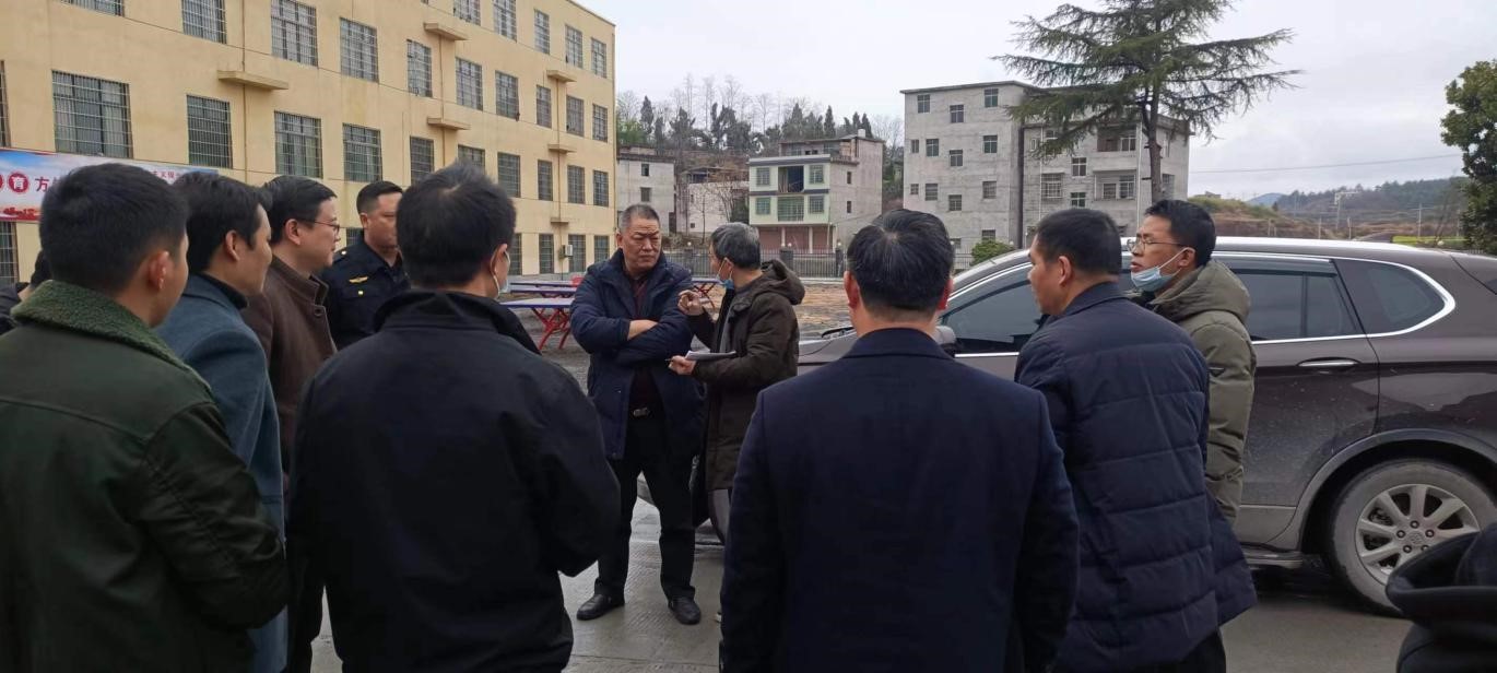 邵陽縣姜副縣長蒞臨蔡橋鄉(xiāng)中心完小  指導(dǎo)和檢查有關(guān)食品安全兩“機制”落實情況