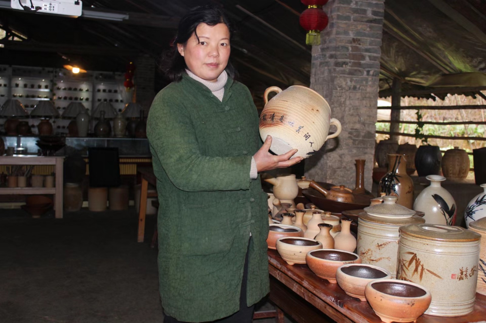 “湘西記憶”系列是辰溪土陶非遺基地銷售最為火爆的產(chǎn)品