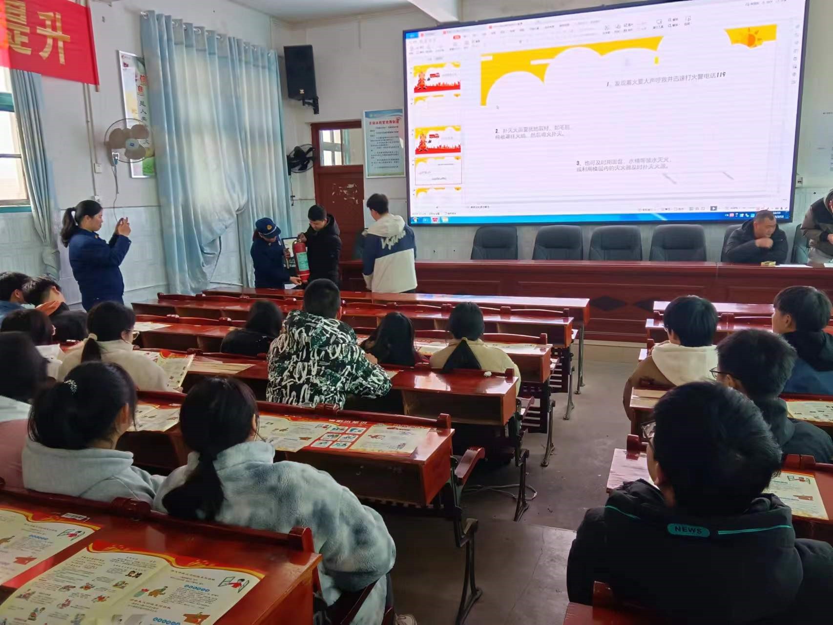 開展消防應(yīng)急演練，筑牢校園防火“安全墻”