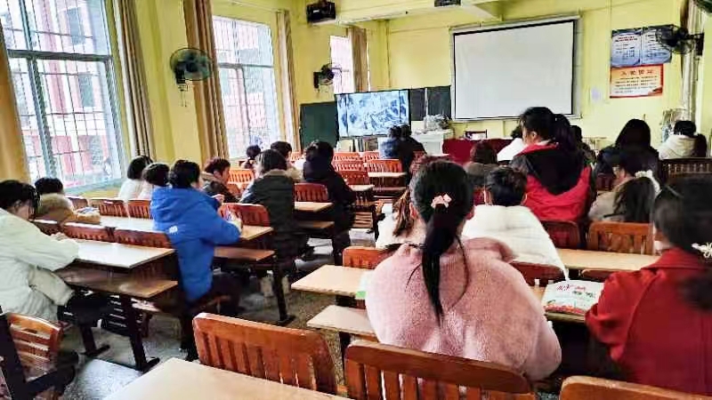 邵陽縣塘田市鎮(zhèn)中心完全小學(xué)觀看安全警示片