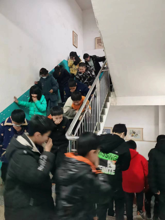 蔡橋鄉(xiāng)中心完小開展消防應急演練及消防知識講座