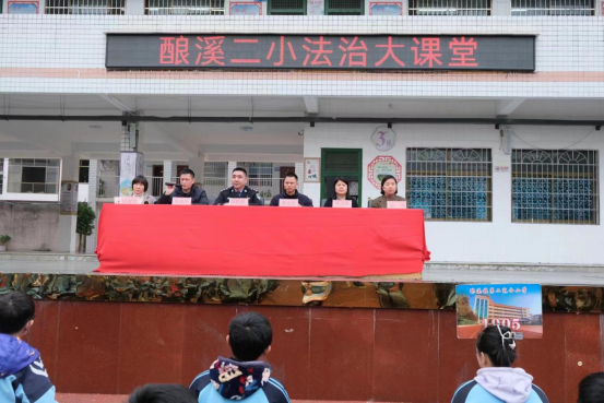 新邵縣公安局副局長孫武健到釀溪鎮(zhèn)二完小開展法治教育專題講座