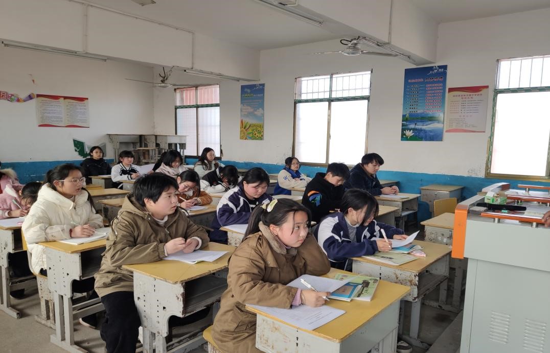 金稱市鎮(zhèn)中學(xué)組織團(tuán)干、團(tuán)支部書記新學(xué)期團(tuán)課學(xué)習(xí)