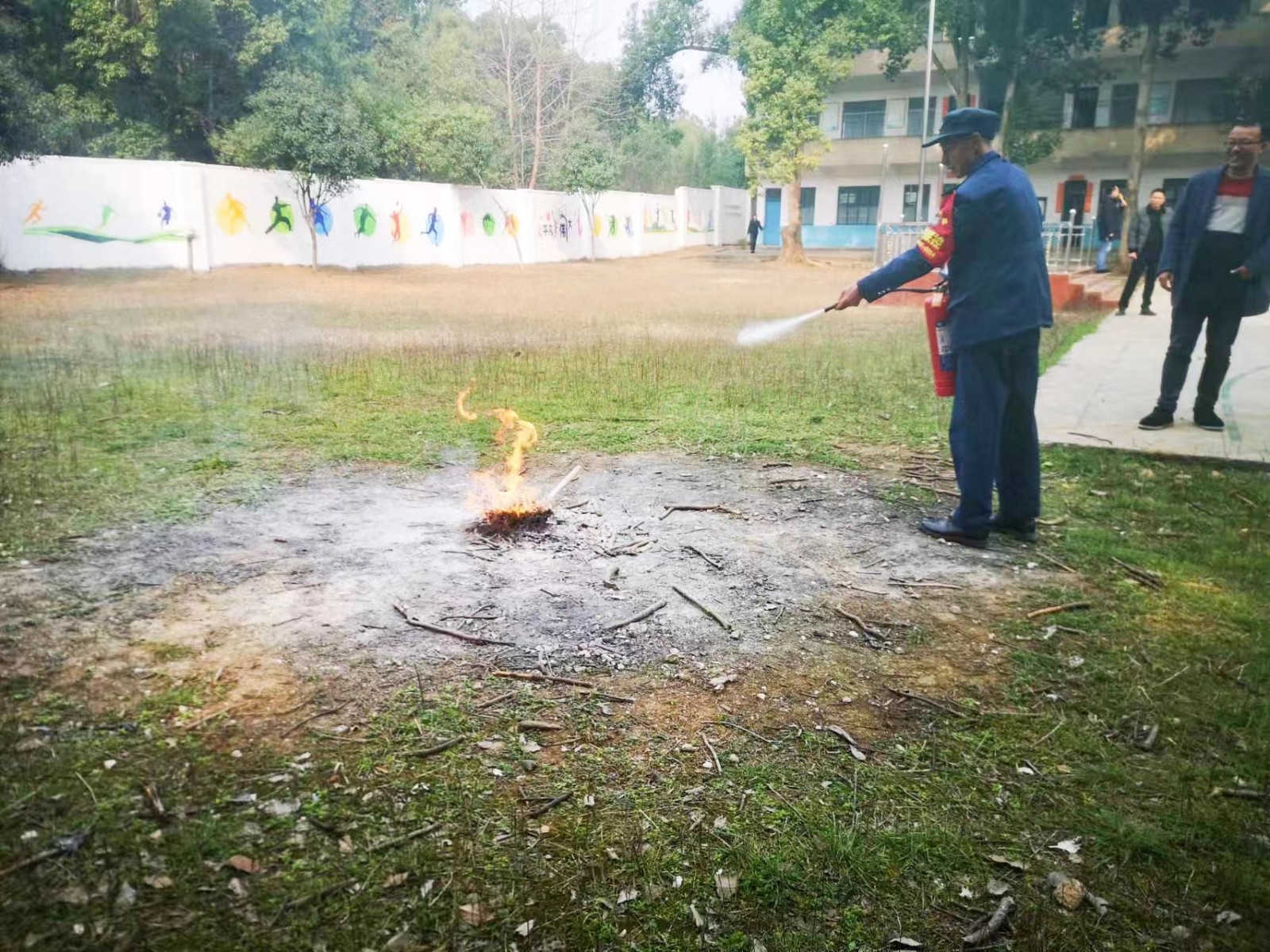 洞口縣茶場學(xué)校：消防防震疏散演練，增強(qiáng)應(yīng)對突發(fā)能力
