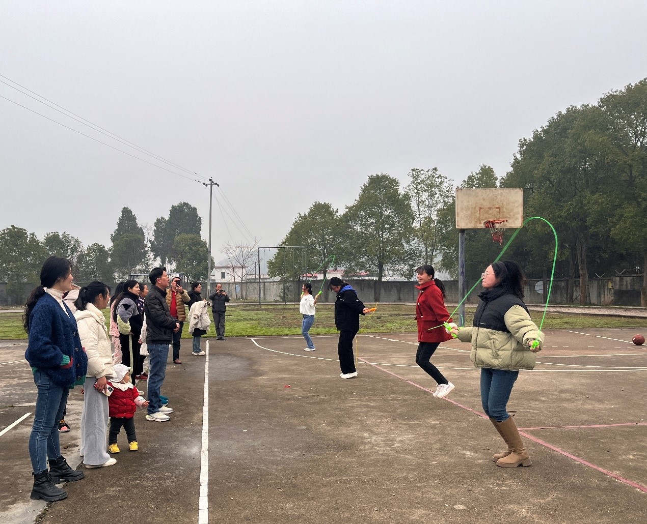 洞口縣管竹中學(xué)舉行女職工投籃、跳繩比賽