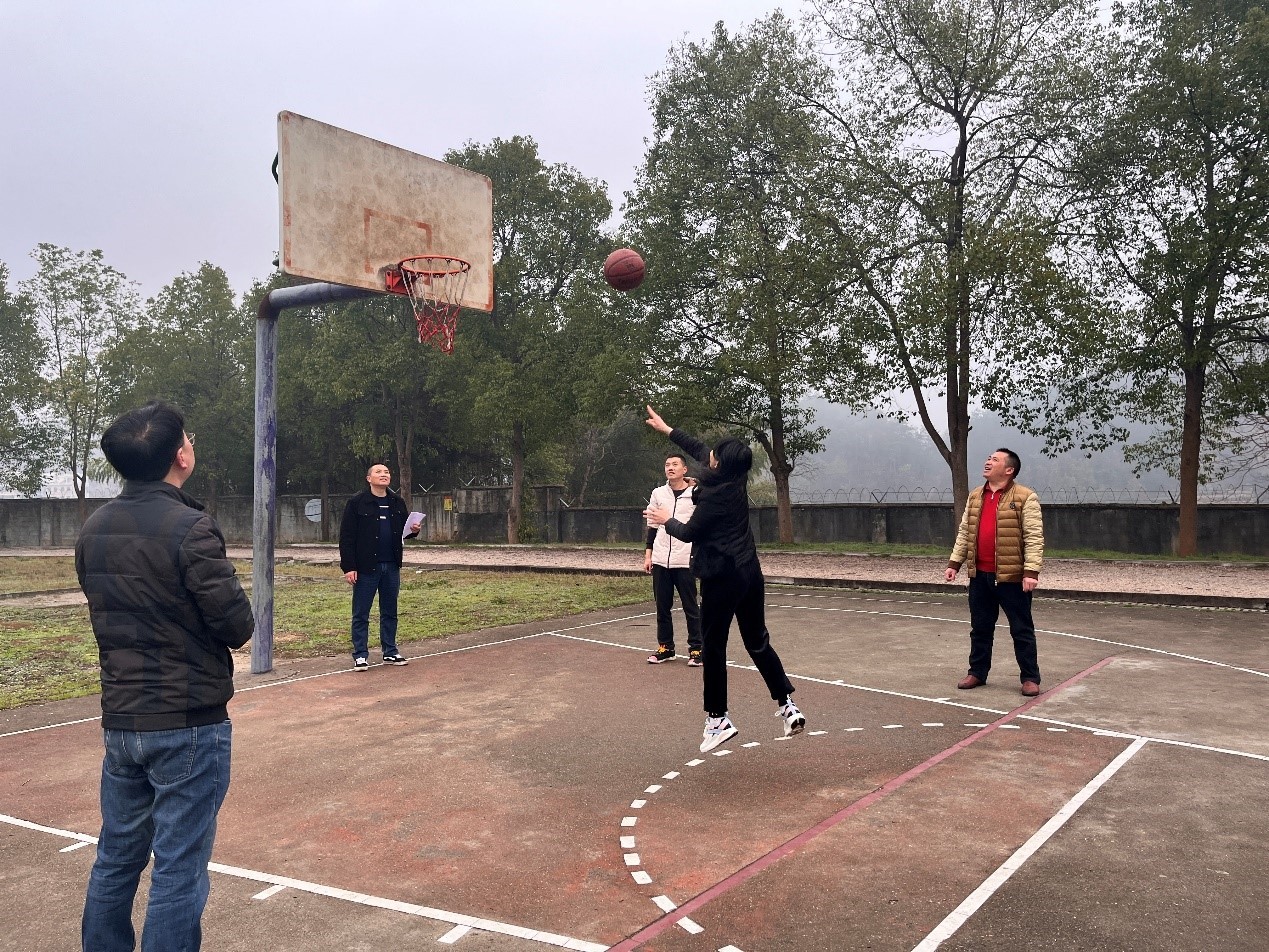 洞口縣管竹中學(xué)舉行女職工投籃、跳繩比賽