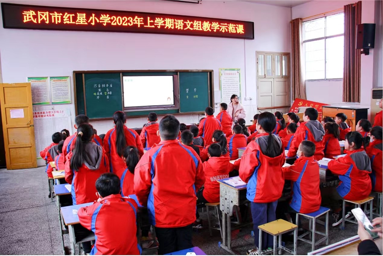 春耕不輟，研訓(xùn)并行