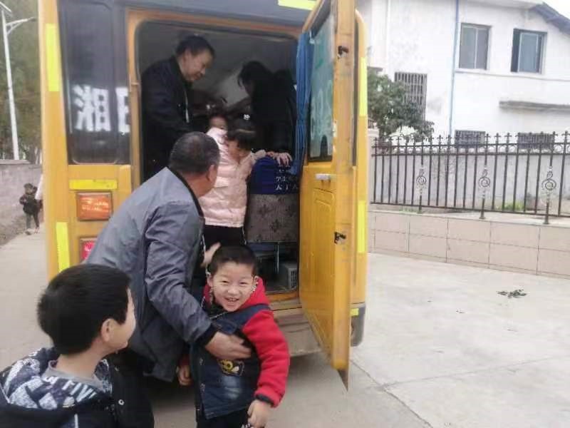 新寧縣萬(wàn)塘鄉(xiāng)白馬田幼兒園舉行校車(chē)安全演練