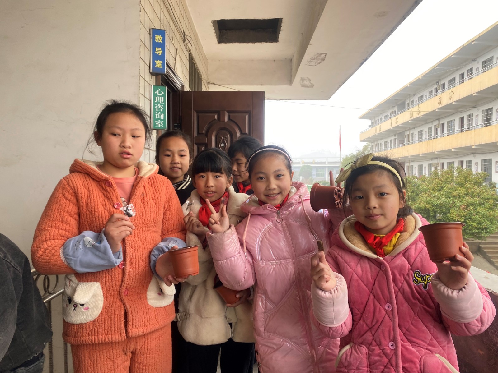 弘揚(yáng)雷鋒精神，傳承紅色基因