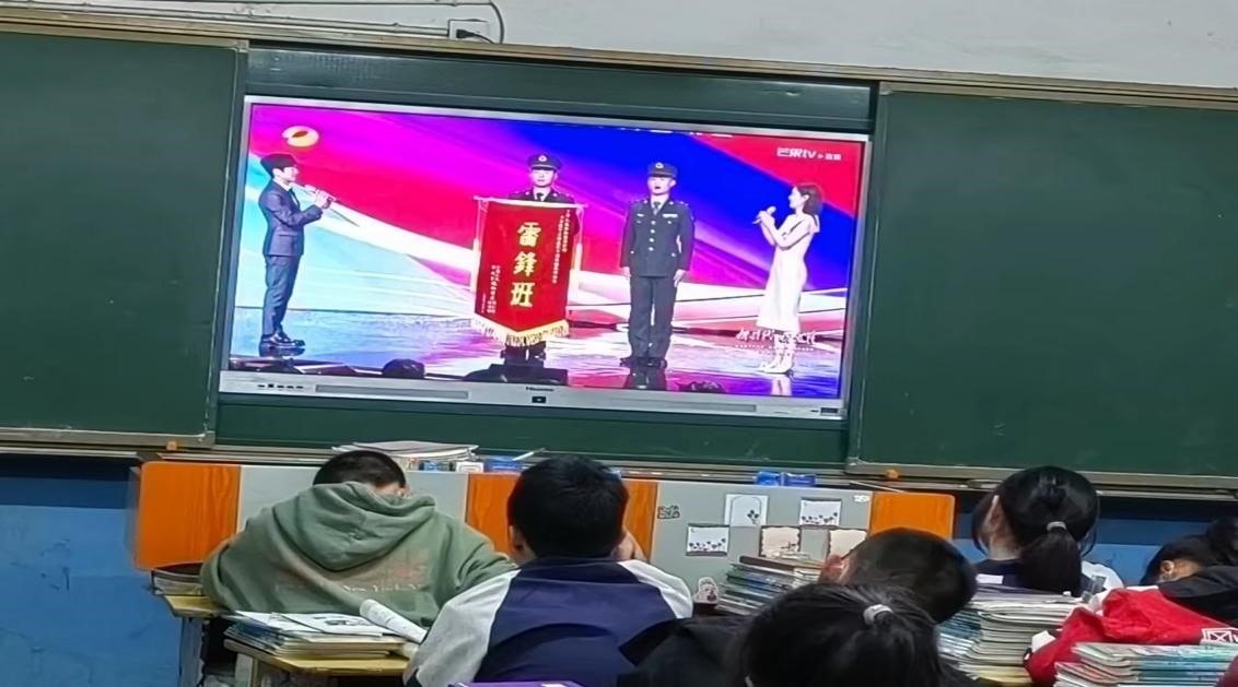 金稱市鎮(zhèn)中學(xué)組織師生觀看“新時代.新雷鋒”主題文藝晚會直播
