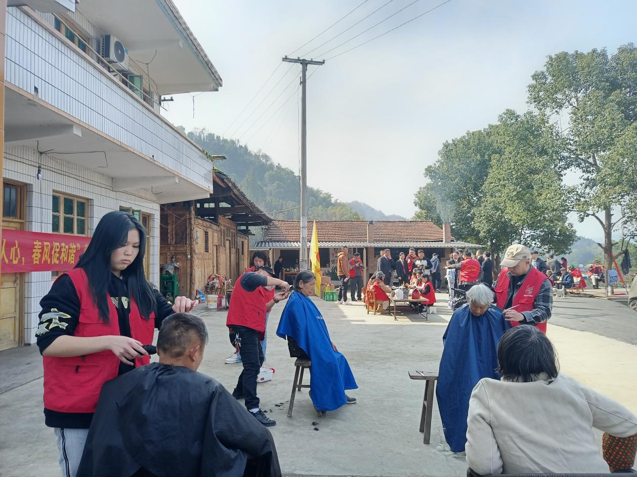 3.5學(xué)雷鋒志愿服務(wù)系列活動(dòng)