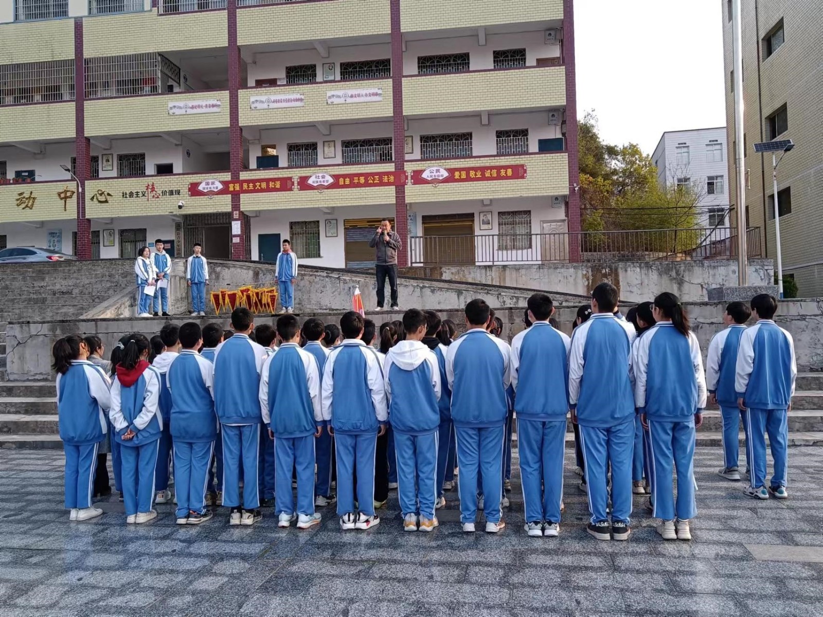 邵陽縣塘渡口中學(xué)開展“學(xué)雷鋒”國旗下的講話活動(dòng)