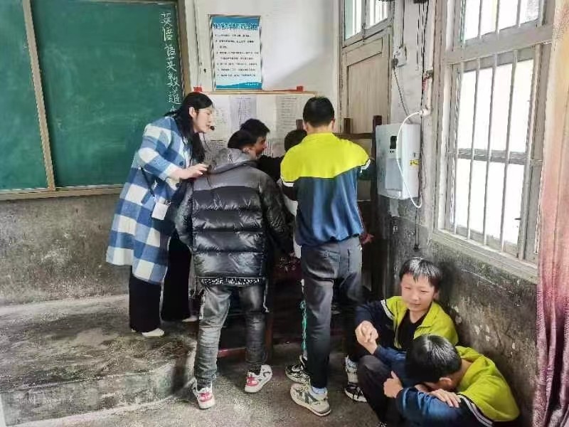 竹市鎮(zhèn)中學(xué)開展反恐防暴演練，構(gòu)建和諧安全校園