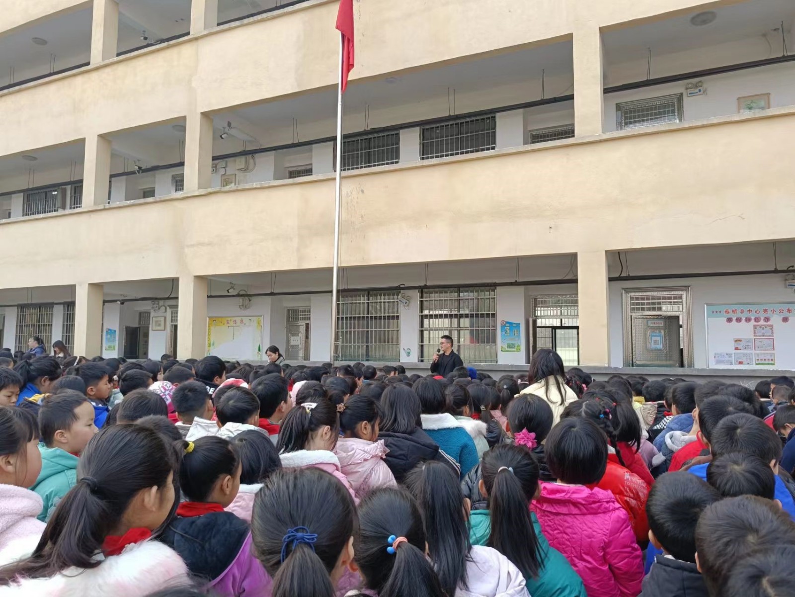弘揚雷鋒精神，爭做追“鋒”人