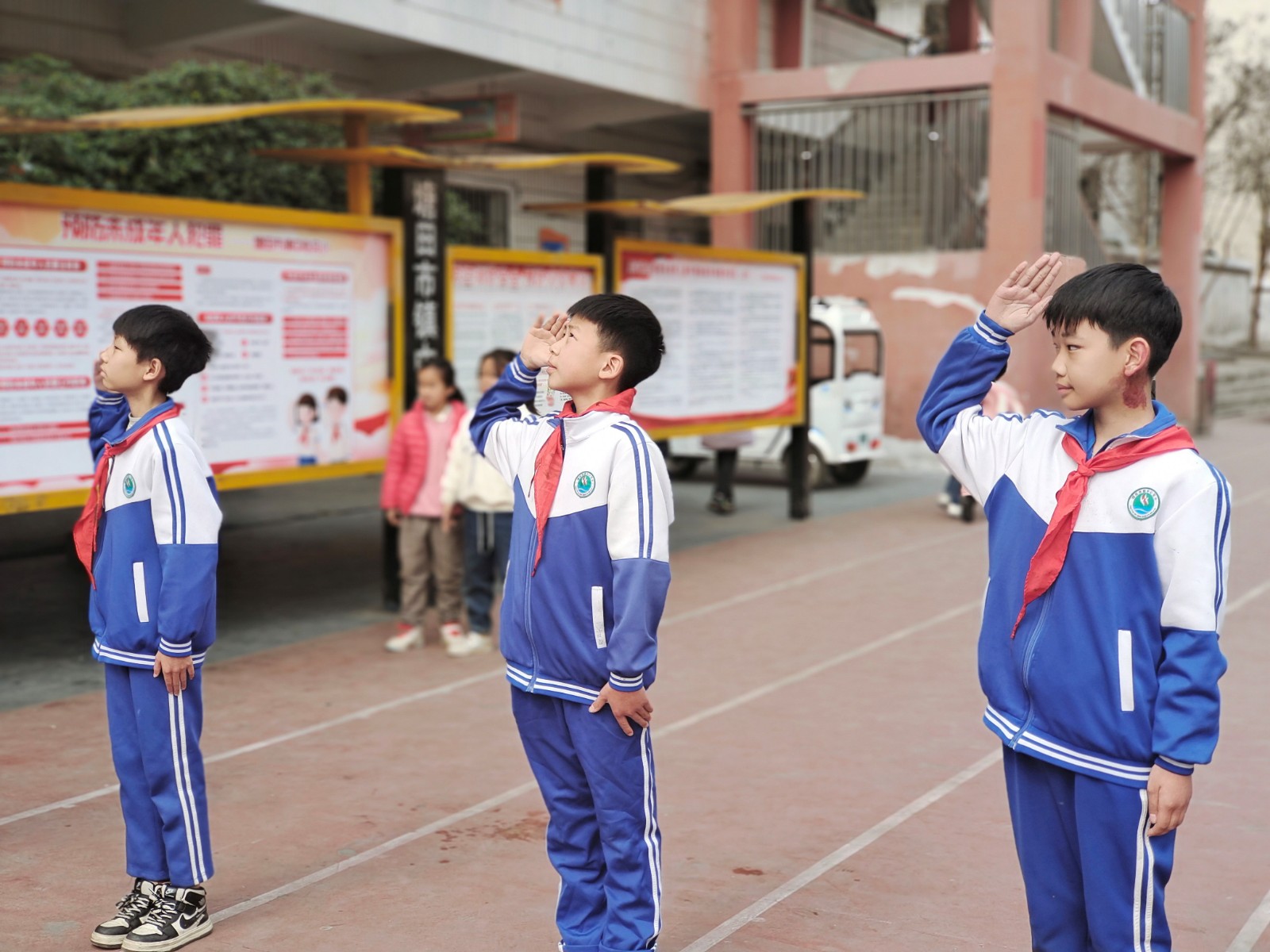 塘田市鎮(zhèn)中心完全小學(xué)舉行學(xué)雷鋒主題升旗儀式