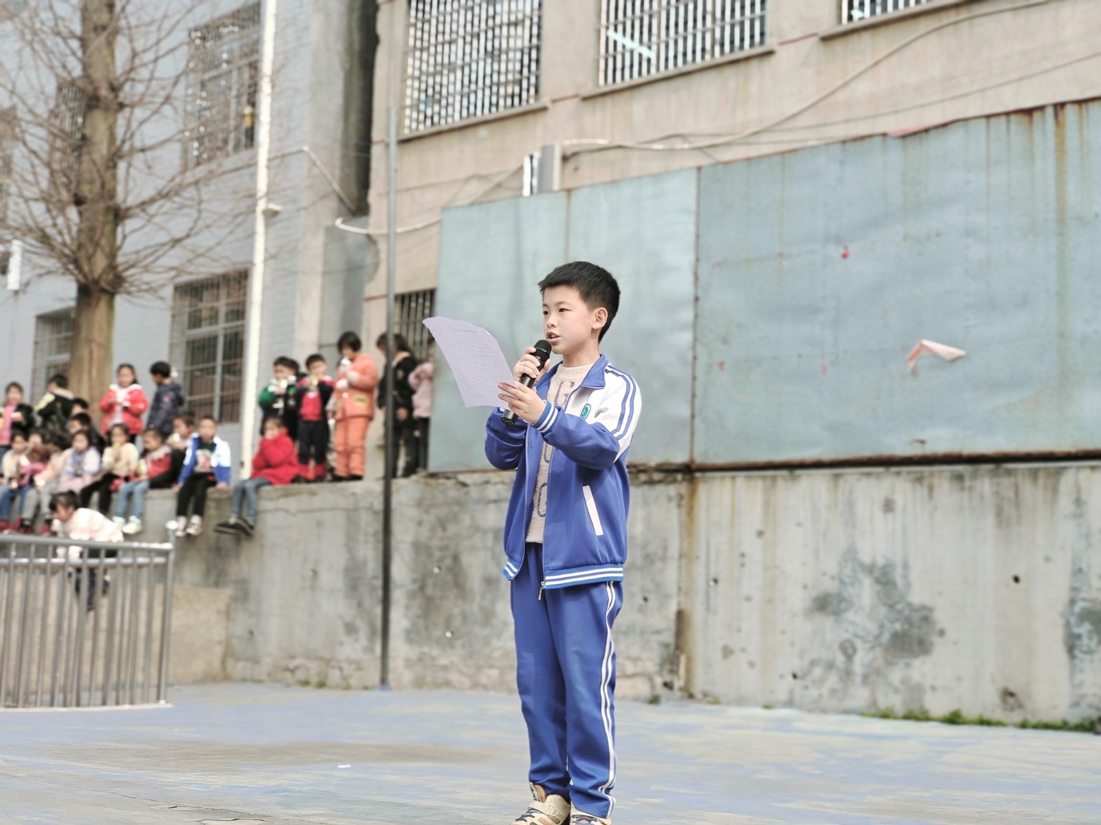 塘田市鎮(zhèn)中心完全小學(xué)舉行學(xué)雷鋒主題升旗儀式
