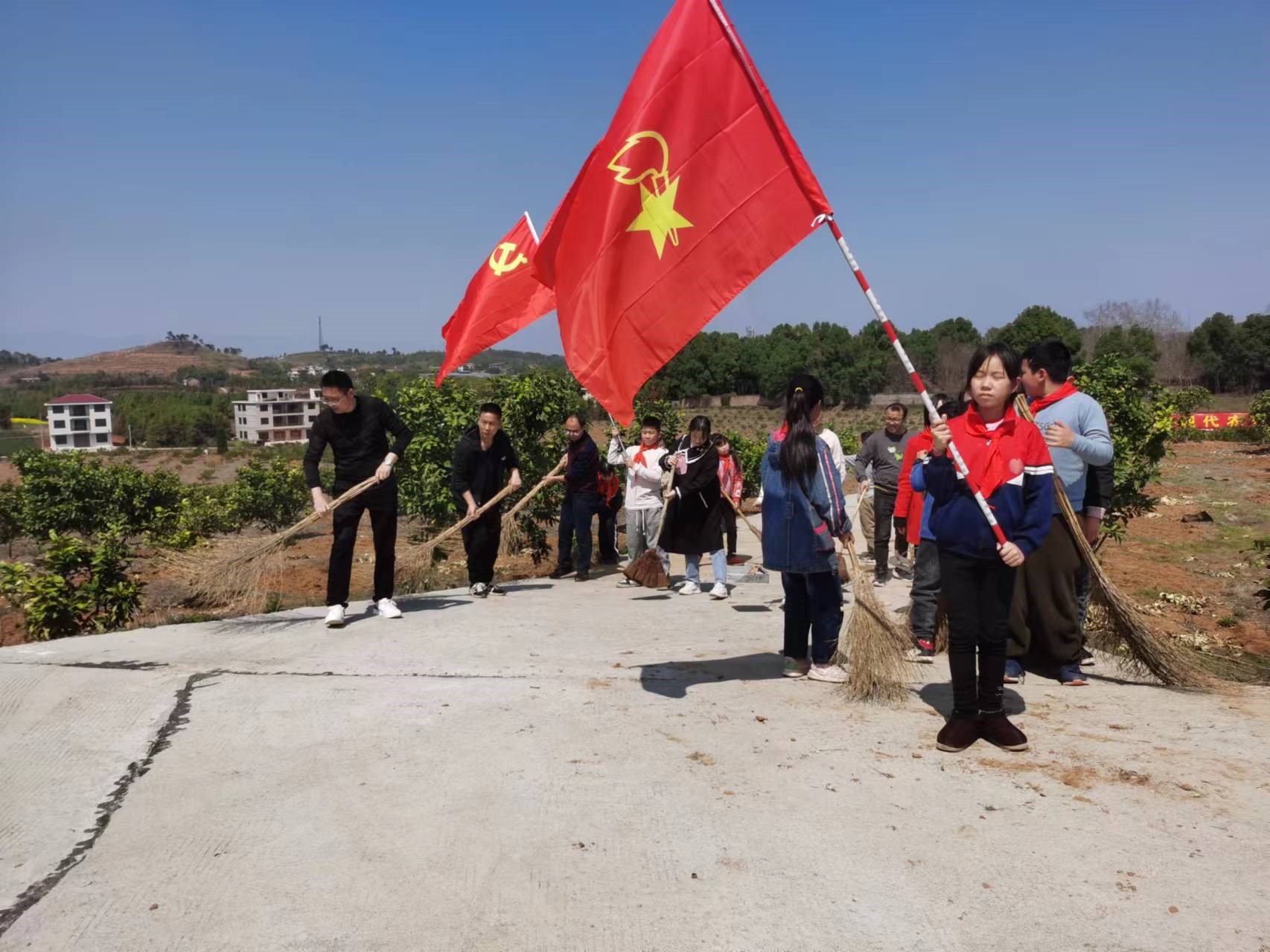 洞口縣茶場(chǎng)學(xué)校：開展“黨旗映紅心，學(xué)雷鋒彰顯本色”主題黨日活動(dòng)
