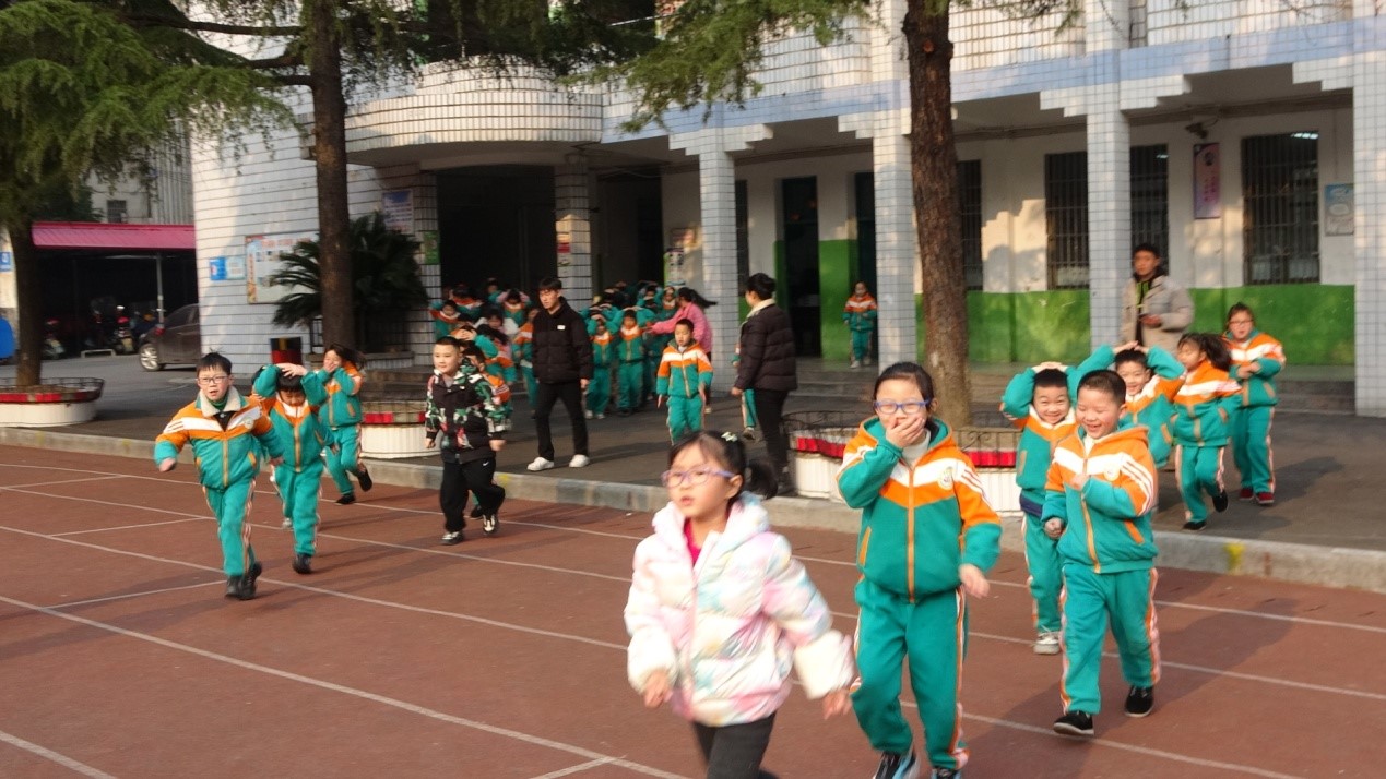 新寧縣解放小學(xué)開(kāi)展緊急疏散演練活動(dòng)