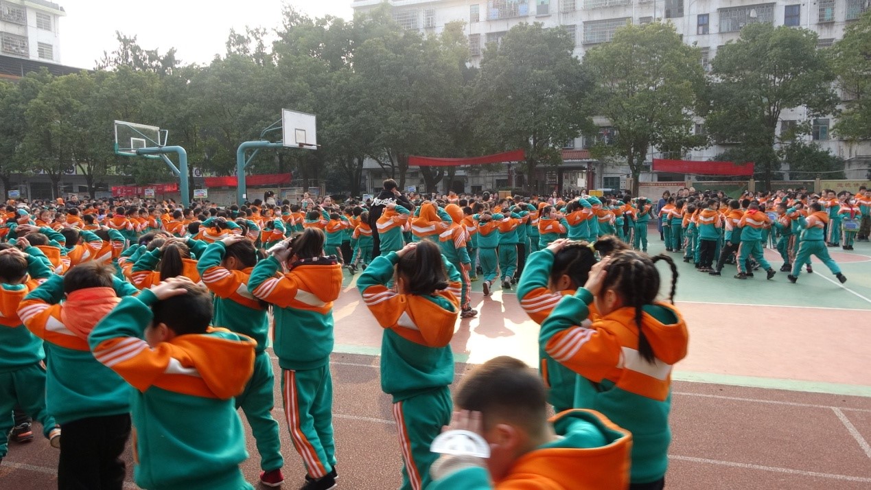 新寧縣解放小學(xué)開(kāi)展緊急疏散演練活動(dòng)
