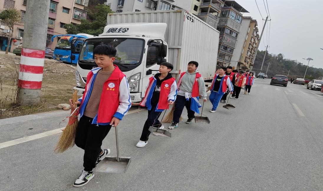弘揚雷鋒精神，爭做陽光少年