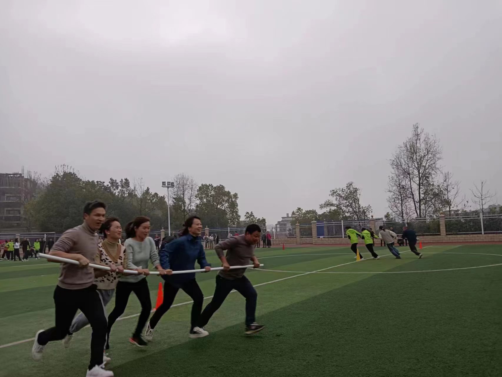 攜三月明媚，與春日同歌