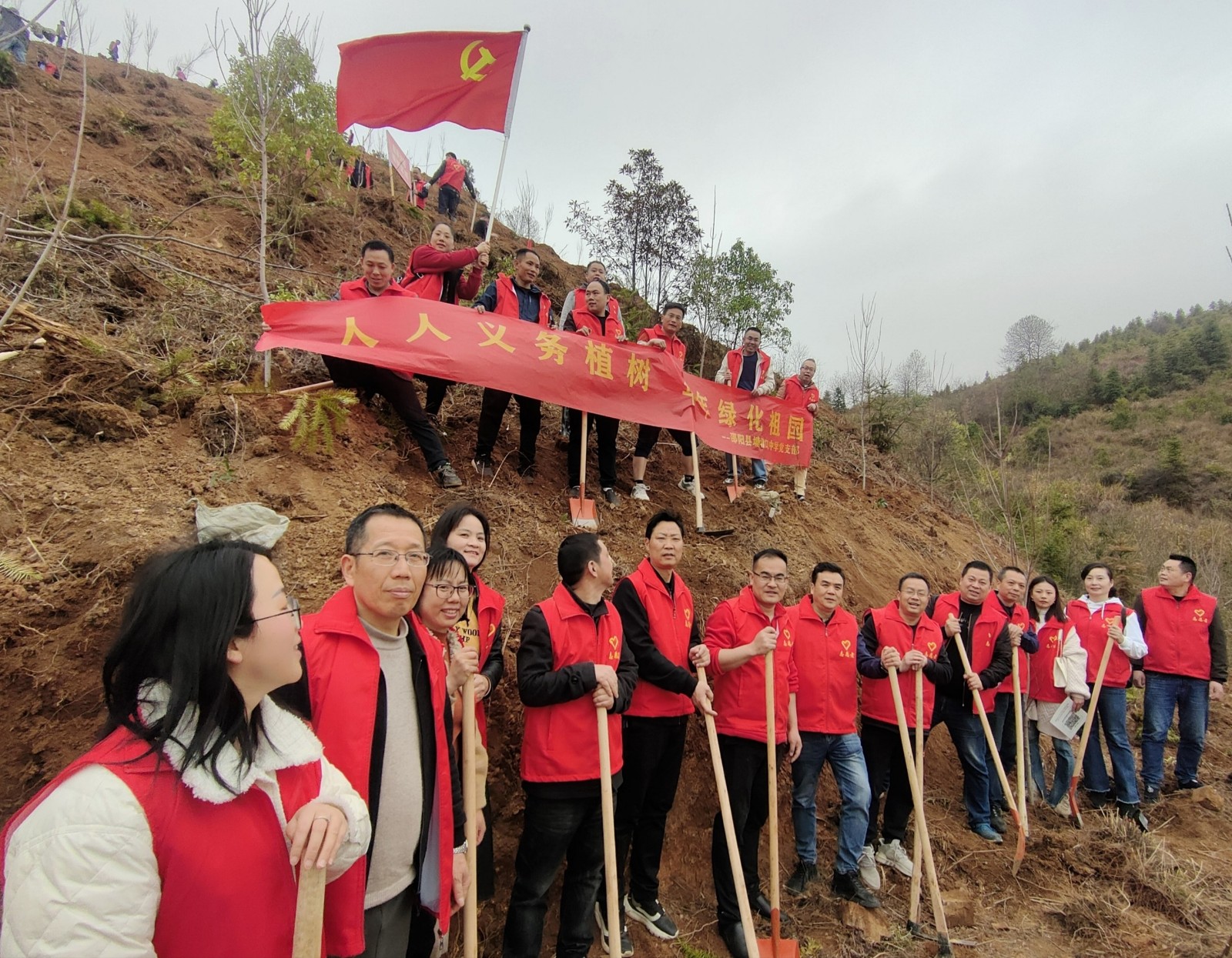 邵陽(yáng)縣塘渡口中學(xué)黨支部開展義務(wù)植樹活動(dòng)