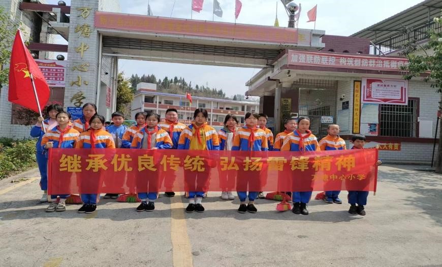 春日學(xué)雷鋒 情暖敬老院