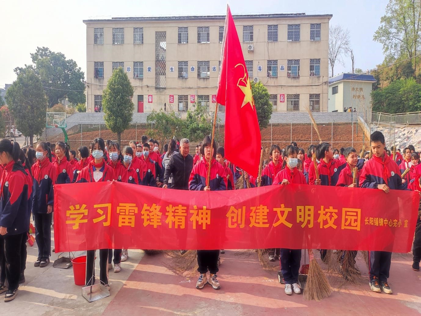 三月春風(fēng)暖人心  雷鋒精神永流傳