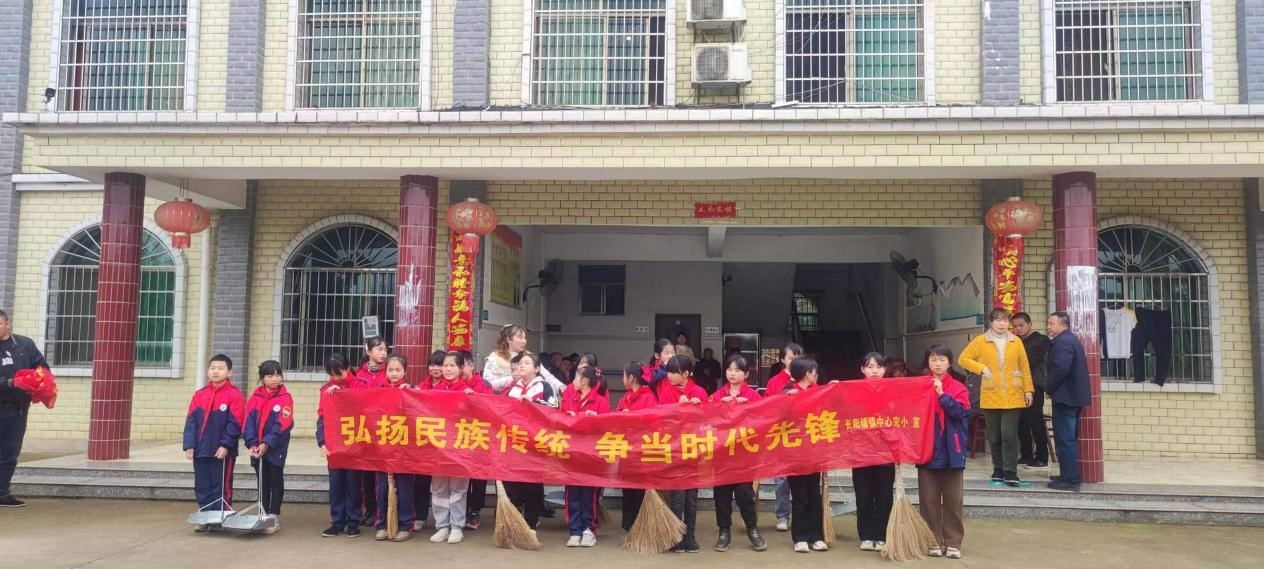 長(zhǎng)陽(yáng)鋪鎮(zhèn)中心完小開(kāi)展“關(guān)愛(ài)老人、奉獻(xiàn)愛(ài)心”志愿活動(dòng)
