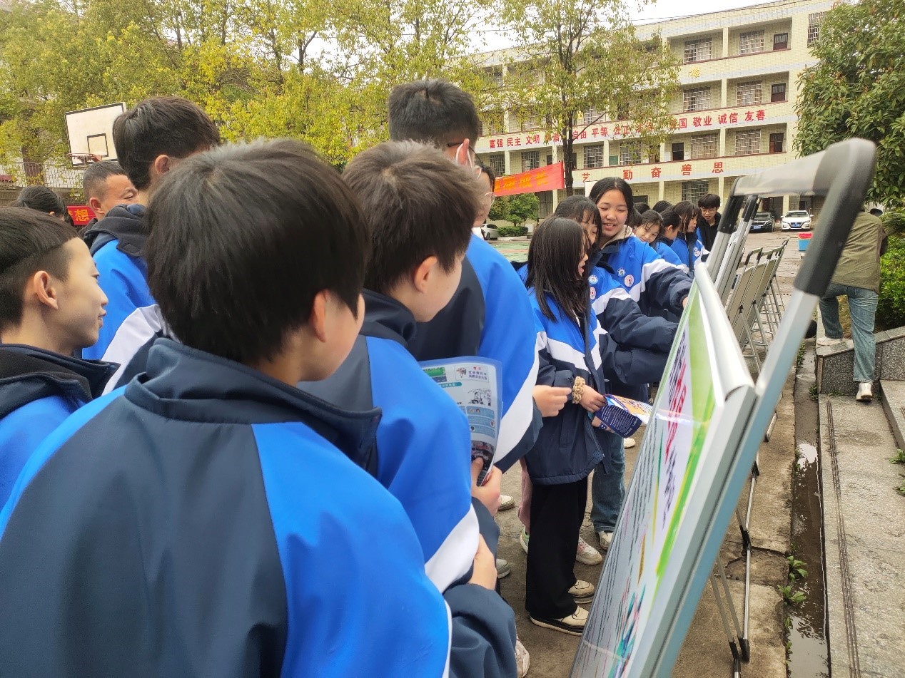“文明守法，平安回家”