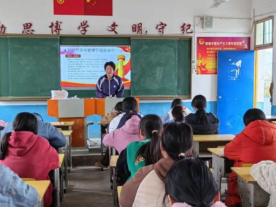 金稱市鎮(zhèn)中學開展“青春獻禮二十大，強國有我新征程”主題團課學習