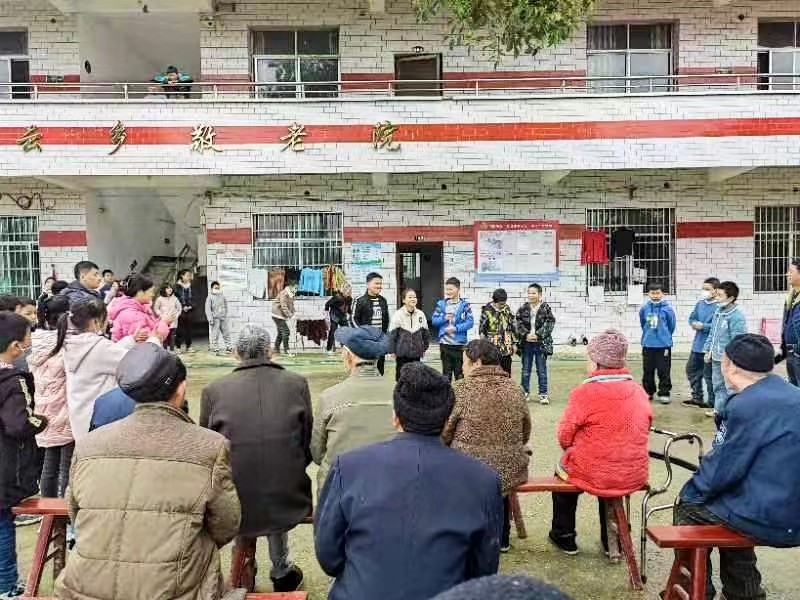 學(xué)雷鋒送溫暖，敬老院內(nèi)顯溫情