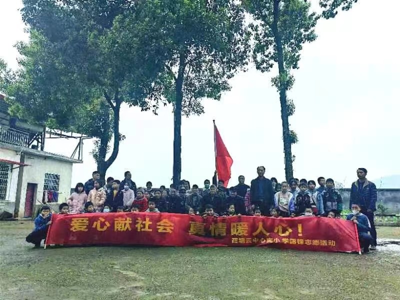 學(xué)雷鋒送溫暖，敬老院內(nèi)顯溫情