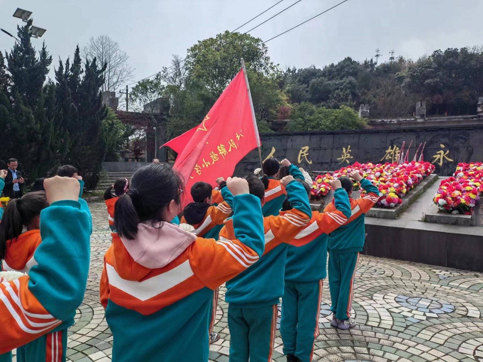 新寧縣解放小學(xué)開展“傳承紅色基因——清明祭英烈”主題教育實踐活動