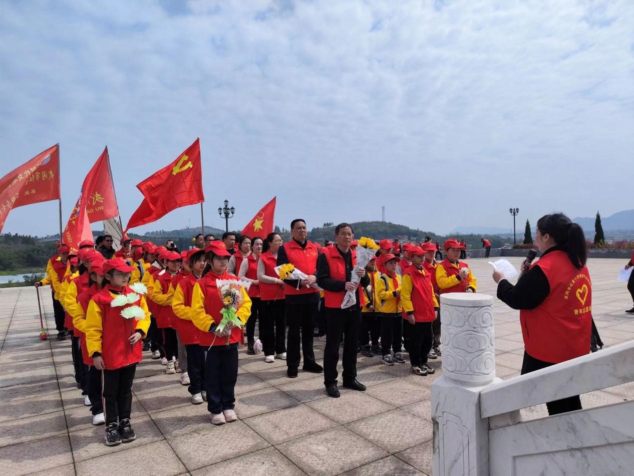 武岡市紅星小學(xué) “緬懷革命先烈、追尋紅色記憶”祭掃活動(dòng)