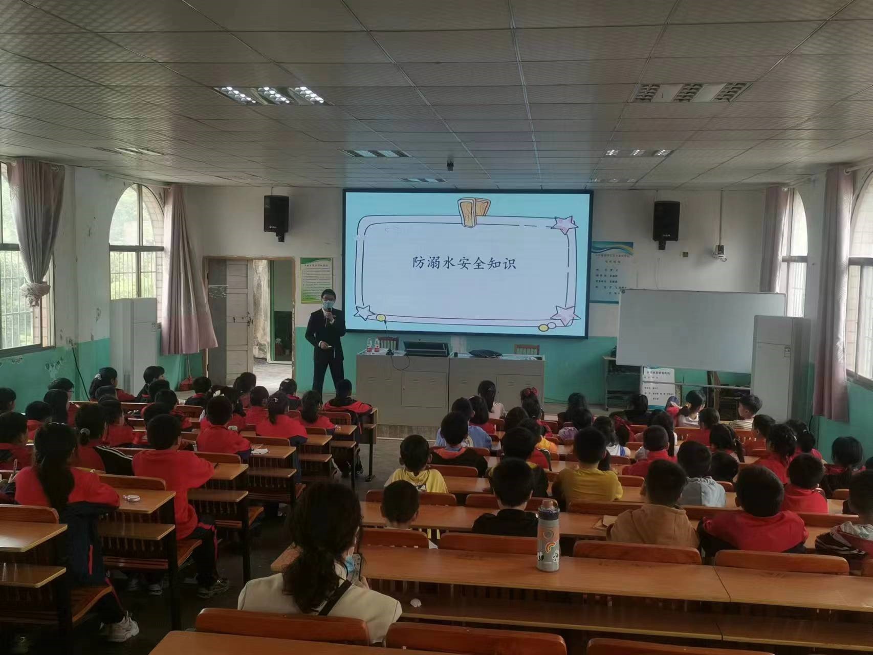 長(zhǎng)陽鋪鎮(zhèn)中心完小開展安全教育講座