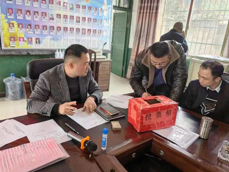 谷洲鎮(zhèn)中心完小聯(lián)合黨支部三月份主題黨日會(huì)議