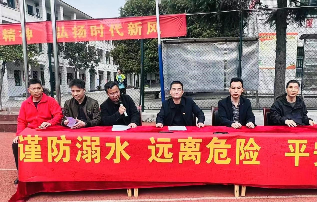 安全防溺水，不做孤“泳”者