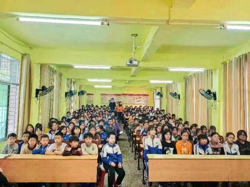 塘田市鎮(zhèn)中心完全小學小升初動員會