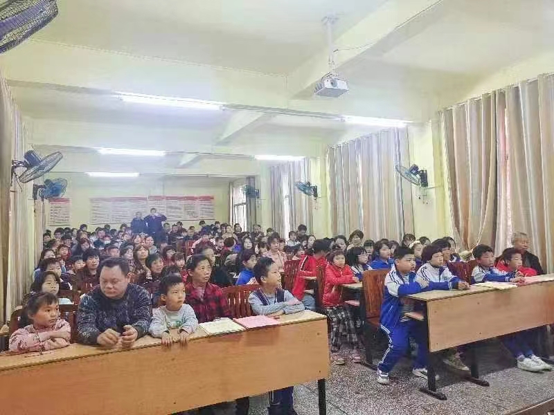 塘田市鎮(zhèn)中心完全小學(xué)召開防溺水安全教育專題家長會