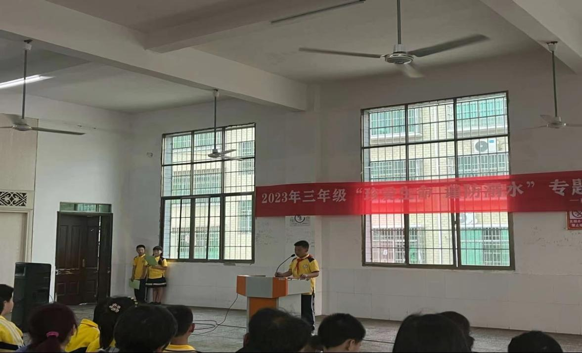 白倉鎮(zhèn)中心完小三年級“珍愛生命 謹(jǐn)防溺水”專題家長會