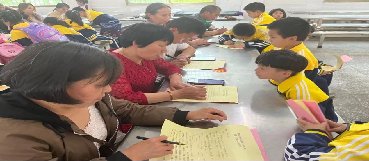 白倉鎮(zhèn)中心完小三年級“珍愛生命 謹(jǐn)防溺水”專題家長會