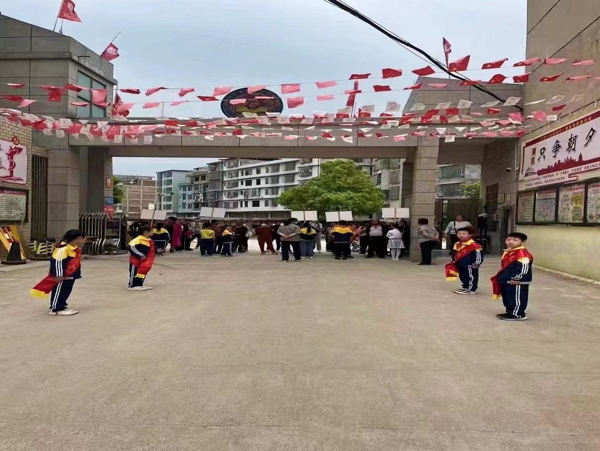 白倉鎮(zhèn)中心完小三年級“珍愛生命 謹(jǐn)防溺水”專題家長會