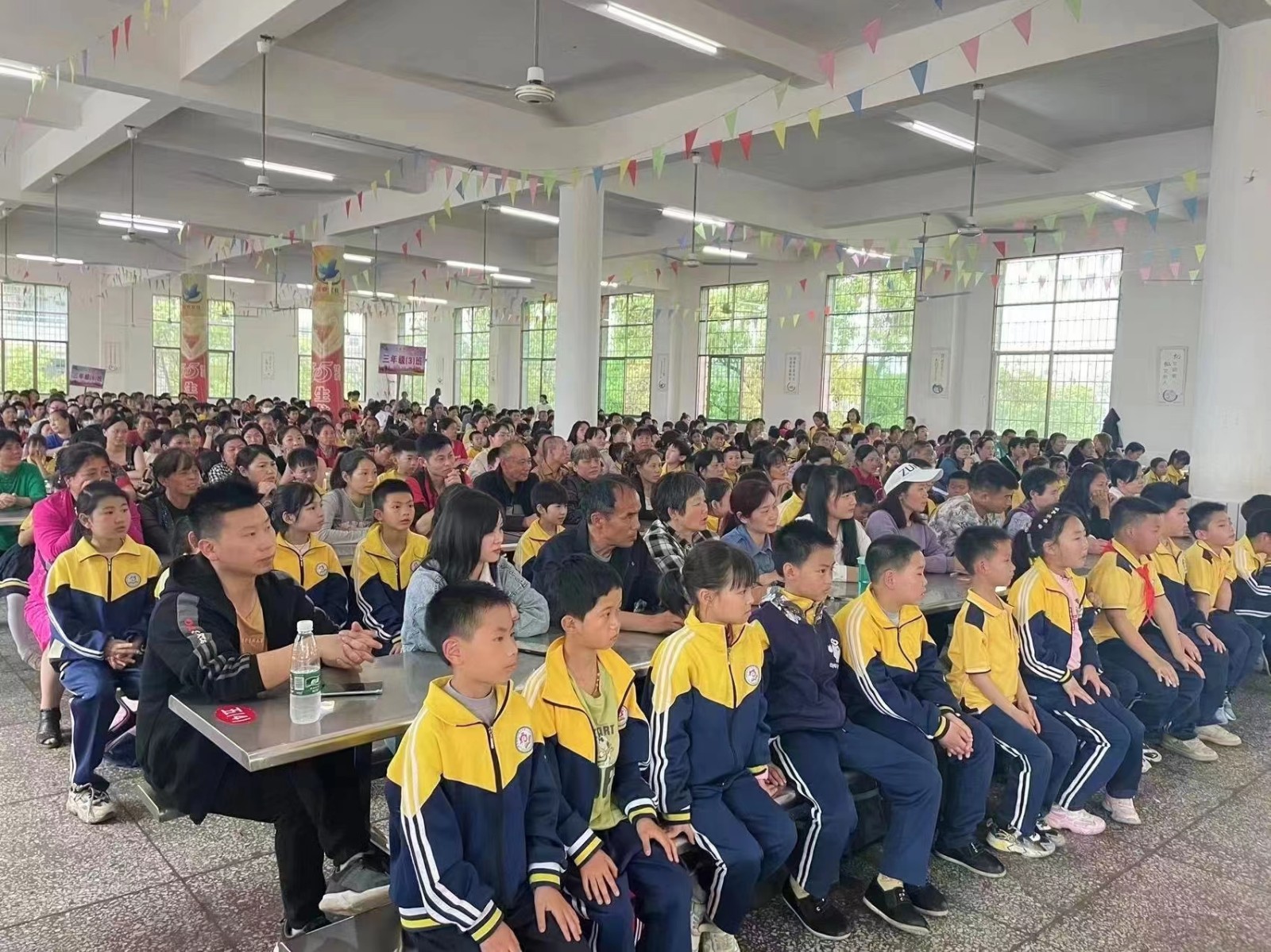 白倉鎮(zhèn)中心完小三年級“珍愛生命 謹(jǐn)防溺水”專題家長會