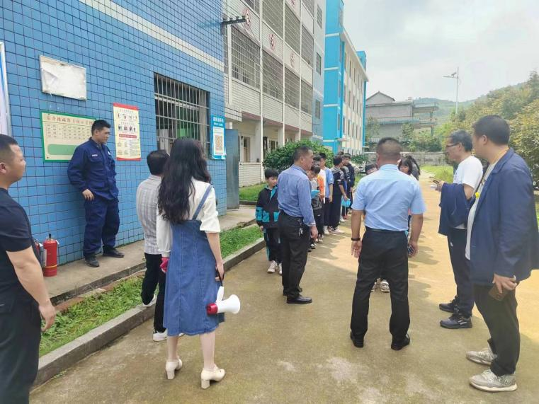 消防演練進(jìn)校園 防火安全記心間