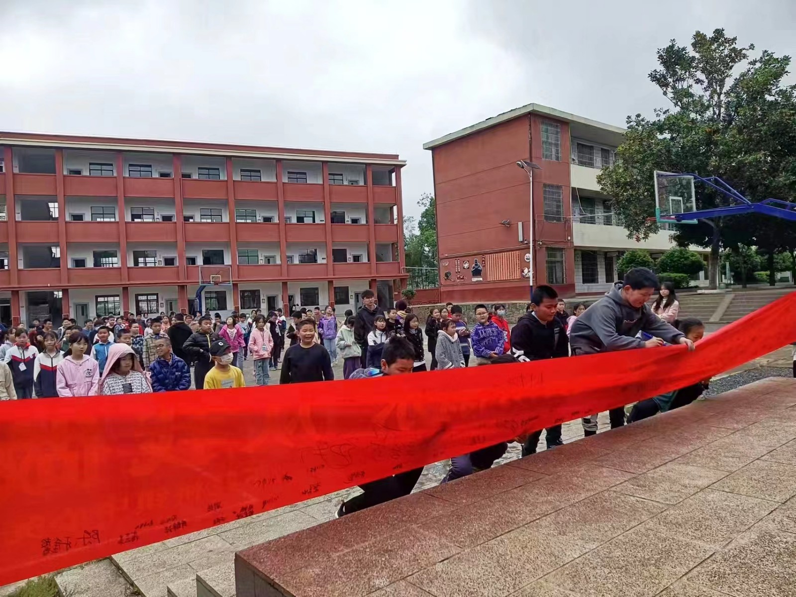 邵陽縣下花橋鎮(zhèn)中心完全小學(xué)黨支部開展防溺水安全簽名活動