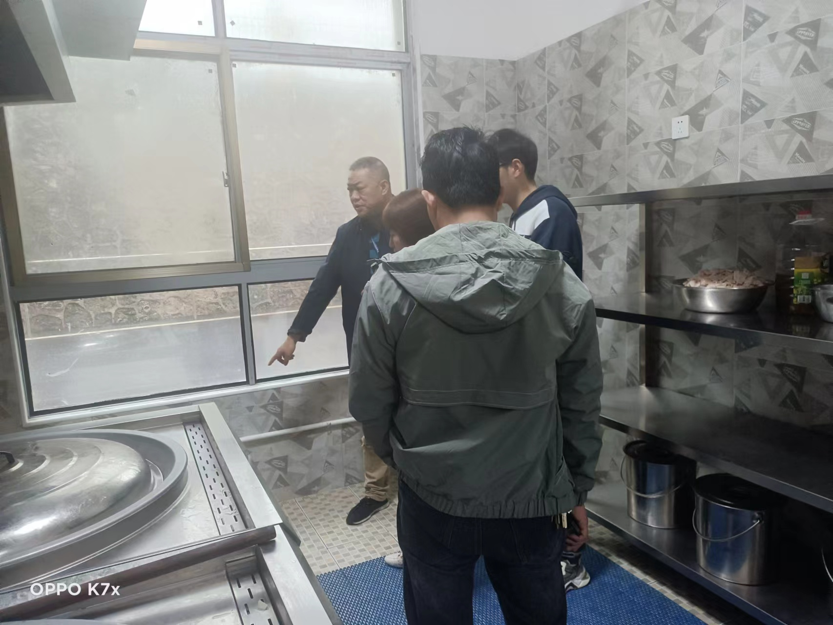 食品督導監(jiān)管局督導組赴下花橋鎮(zhèn)中心幼兒園督導抽檢食品安全工作