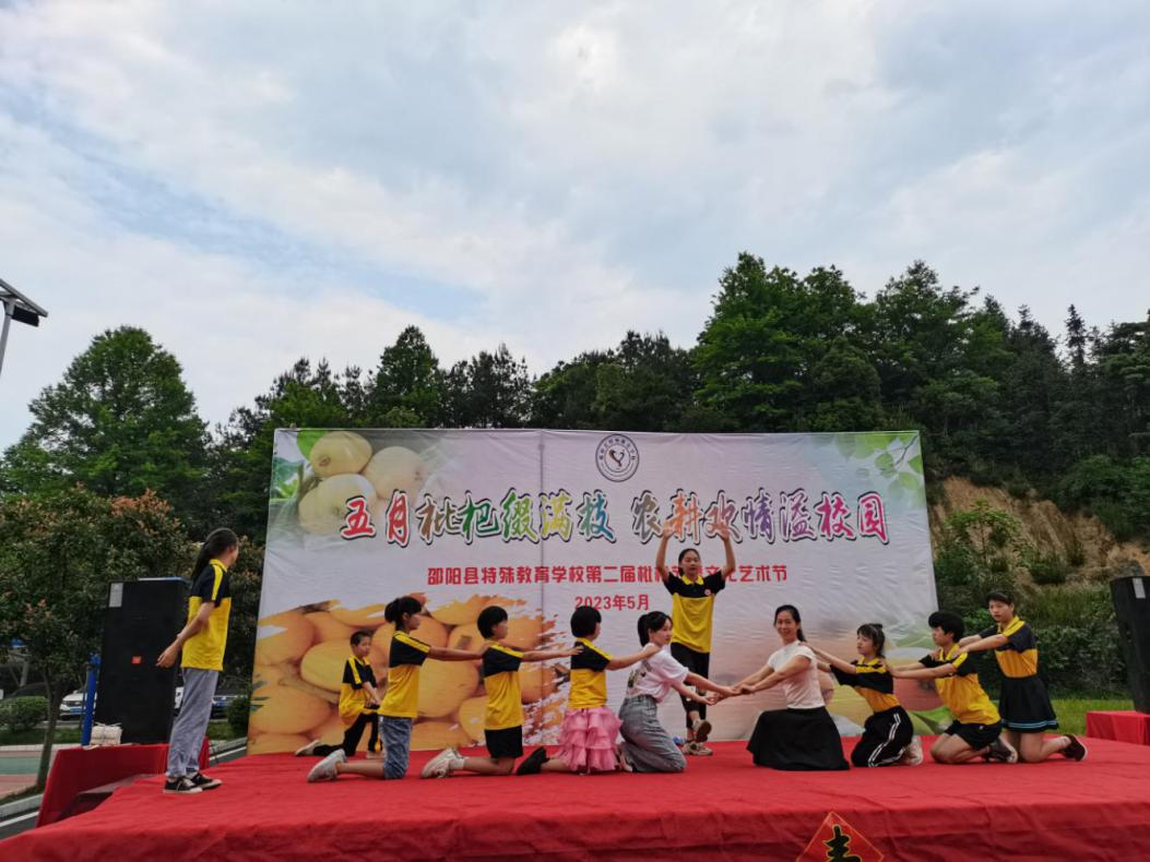 五月枇杷綴滿枝，農耕歡情溢校園