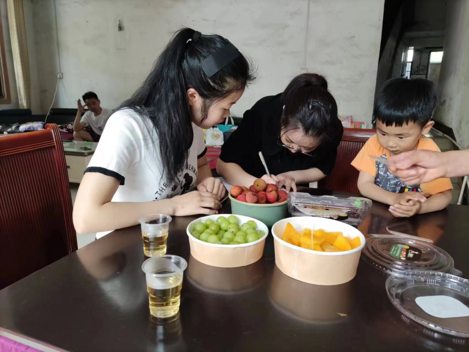 防溺水家訪，我們?cè)诼飞? onmousewheel=